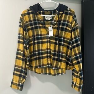 NWT Women’s cropped flannel with hood